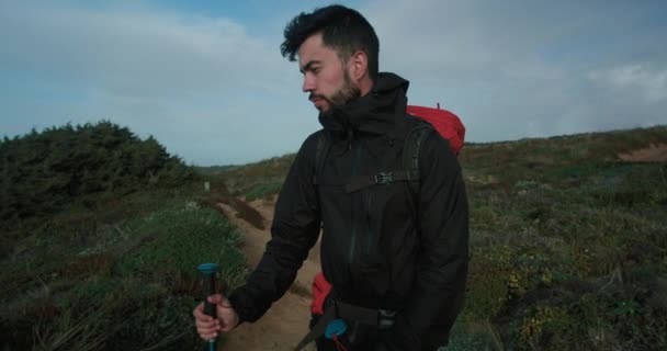Genç Spanyol Rüzgarlı Soğuk Hava Koşullarında Dağın Tepesinde Dikilip Yavaş — Stok video