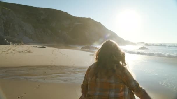 Kamera Dolu Sinematik Güneş Boş Cennet Kumsalında Kaçan Genç Kadını — Stok video