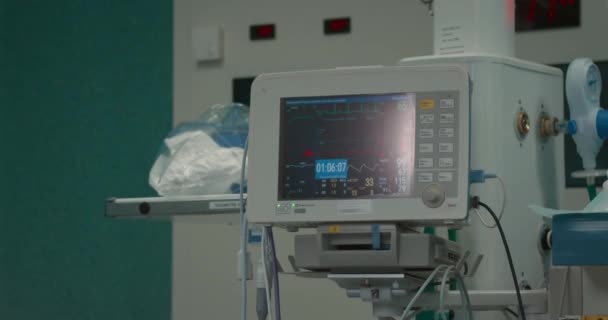 手术室的病人监测器显示心率和节律 Spo2 呼吸率 血氧饱和度 — 图库视频影像