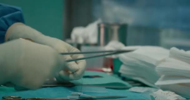 护士为外科手术准备必要的设备 护士在手术室里接受钳和其他消毒仪器检查 — 图库视频影像