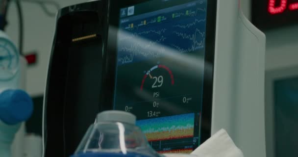 在现代患者监测器上 显示节律 Spo2 呼吸速率 血液氧饱和度 现实生活中的外科手术 — 图库视频影像