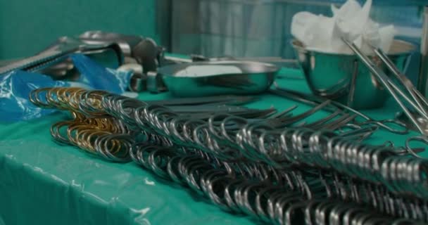 Zbliżenie Ujęcia Różnych Sterylizowanych Instrumentów Chirurgicznych Leżących Stole Sali Operacyjnej — Wideo stockowe