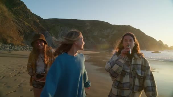 三个嬉皮士千年的女性朋友在沙滩上散步 喝着啤酒 和挂出 夏日户外新一代生活方式 — 图库视频影像