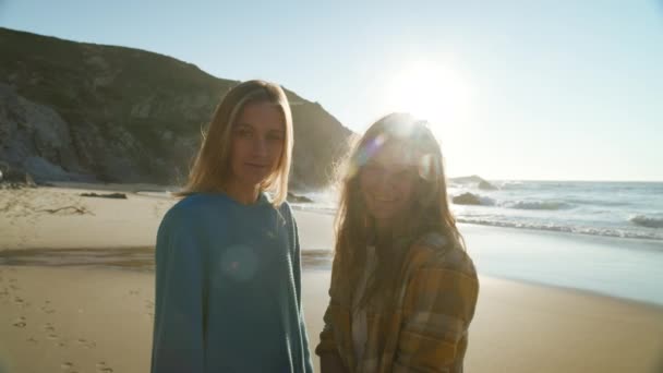 2人の若い女性のシネマティックなライフスタイルショットは カメラを見て 自由で幸せに逃げ始める 永遠に若い 若さと自由の肖像画 — ストック動画