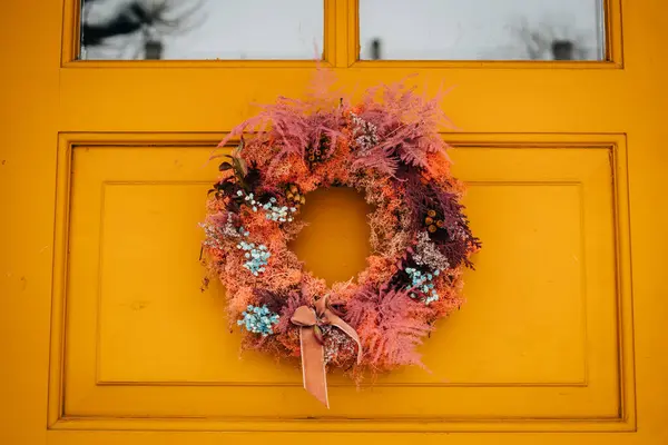 Красивий Вхід Будинок Скандинавського Стилю Дерев Яними Дверима Різдвяним Вінком Стокове Фото
