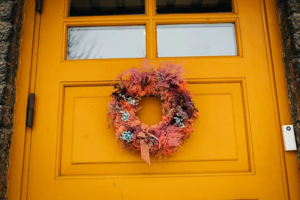 Schöner Eingang Einem Haus Skandinavischen Stil Mit Holztür Und Weihnachtskranz Stockbild