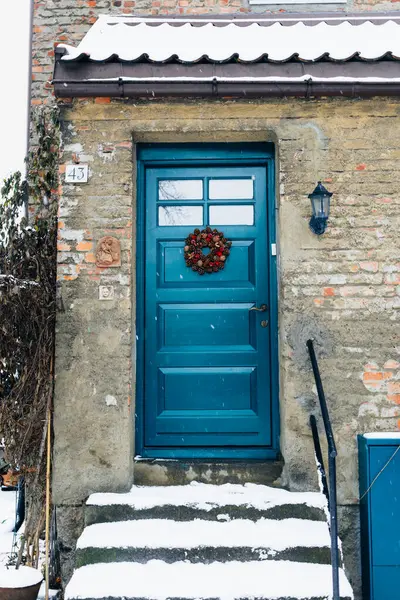 Όμορφη Είσοδος Σκανδιναβικό Στυλ Σπίτι Ξύλινη Πόρτα Και Στεφάνι Χριστουγέννων Royalty Free Εικόνες Αρχείου
