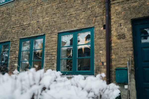 住宅スカンジナビアの家の窓のクリスマスの装飾 北欧のインテリアデザイン アドベントクリスマスの星は紙ライトを形作りました インスピレーションと居心地の良い冬のライフスタイル ストック画像