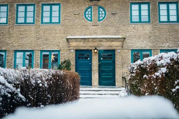 Vacker Vinterdag Snöfall Färgglada Ljusa Blå Dörrar Ingången Till Bostadshus Royaltyfria Stockfoton