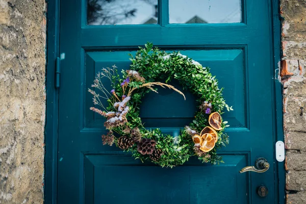木製のドアとクリスマスリース付きのスカンジナビアスタイルの家への美しい入り口 自家製デンマークXmasデコレーション 冬の街のドアと風景 冬の装飾とノルディックなライフスタイルをインスパイア ストック写真
