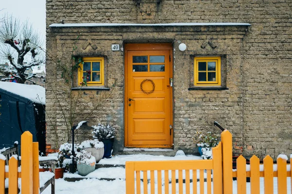 Hermosa Entrada Casa Estilo Escandinavo Con Puerta Amarilla Madera Corona Imagen de stock