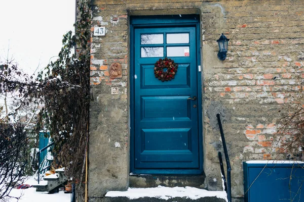 Schöner Eingang Einem Haus Skandinavischen Stil Mit Holztür Und Weihnachtskranz lizenzfreie Stockfotos
