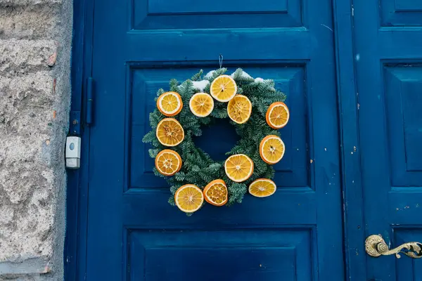 Hermosa Entrada Casa Estilo Escandinavo Con Puerta Madera Corona Navidad Imágenes de stock libres de derechos