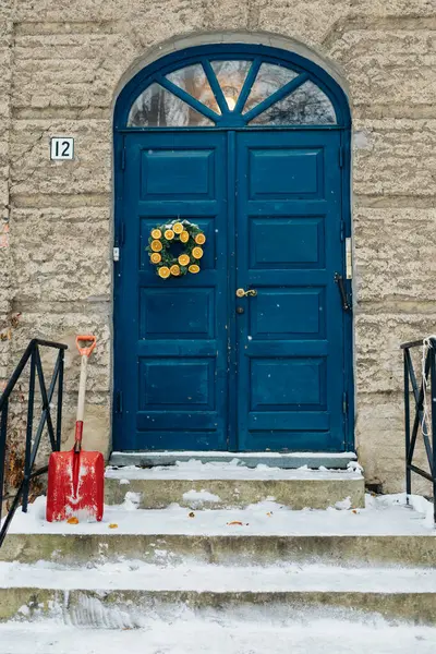 木製のドアとクリスマスリース付きのスカンジナビアスタイルの家への美しい入り口 自家製デンマークXmasデコレーション 冬の街のドアと風景 冬の装飾とノルディックなライフスタイルをインスパイア ストックフォト