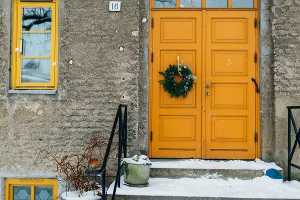 Hermosa Entrada Casa Estilo Escandinavo Con Puerta Amarilla Madera Corona Imágenes de stock libres de derechos