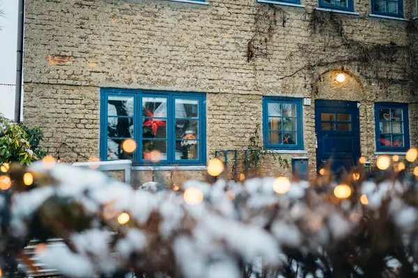住宅スカンジナビアの家の窓のクリスマスの装飾 北欧のインテリアデザイン アドベントクリスマスの星は紙ライトを形作りました インスピレーションと居心地の良い冬のライフスタイル ストック写真