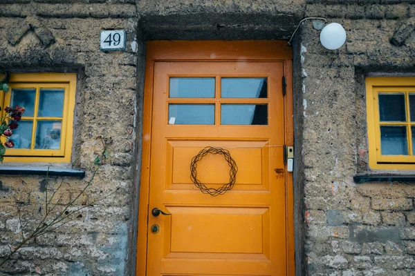 Schöner Eingang Einem Haus Skandinavischen Stil Mit Hölzerner Gelber Tür Stockfoto