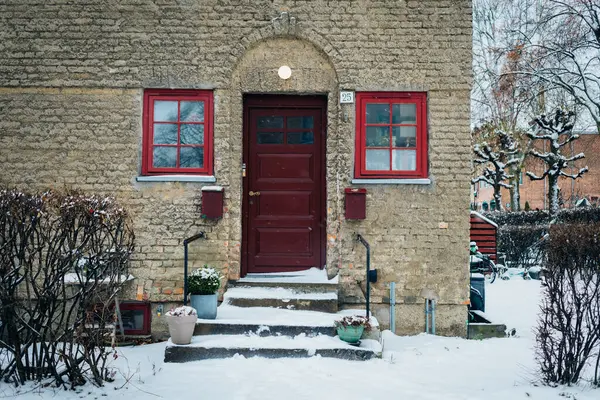 Schöner Wintertag Bei Schneefall Bunte Leuchtend Rote Tür Eingang Zum Stockbild