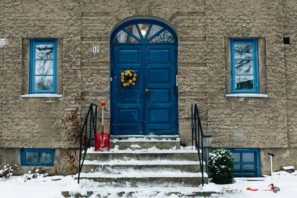 Όμορφη Είσοδος Σκανδιναβικό Στυλ Σπίτι Ξύλινη Πόρτα Και Στεφάνι Χριστουγέννων Εικόνα Αρχείου