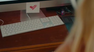 Klavyeden uzaklaşın ve yeni projede çalışan mutlu dansçı kadına yakından bakın. Podcaster ya da ses müziği yapımcısı ev stüdyosunda çalışıyor. Hafif ve mutlu serbest yazar konsepti