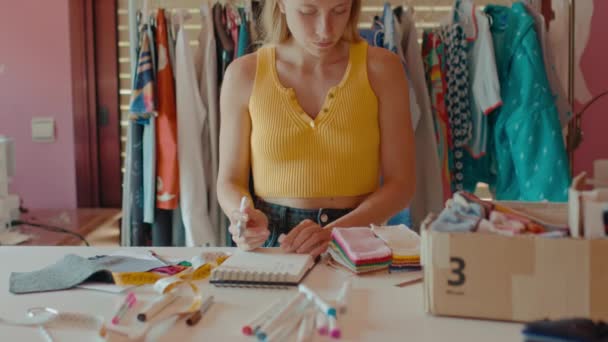 Frauen Arbeiten Langsame Mode Nachhaltige Bekleidungsmarke Kleine Handgefertigte Produktion Design — Stockvideo