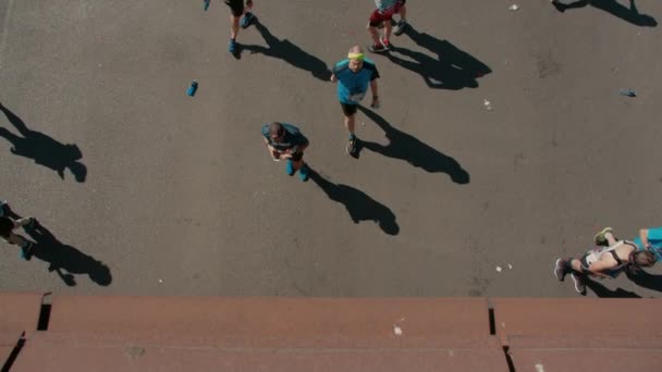 Blick Von Oben Auf Die Marathonläufer Der Stadt Barcelona Nach — Stockvideo
