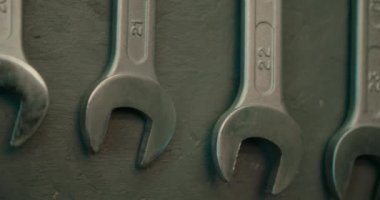 Bisiklet atölyesinin duvarında asılı ingiliz anahtarı aletlerinin olduğu sete yaklaş. Tamirat işleri için bakım araçları.