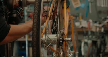 Bisiklet atölyesinin günlük yaşamından çekilen tamirci, bozuk veya yıpranmış parçalarını düzeltiyor. Bikeshop anları. Tamirci antika bisikleti tamir edip geri dönüştürüyor