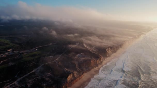 Bulutların Altında Atlantik Okyanusu Kıyılarının Yüksek Irtifa Drone Görüntüsü Okyanus — Stok video