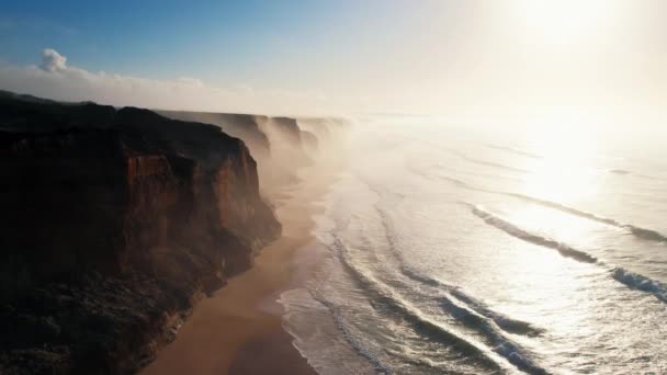 Muhteşem Uçurumların Güzel Yavaş Çekim Sinematik Drone Görüntüleri Boş Kumsalda — Stok video