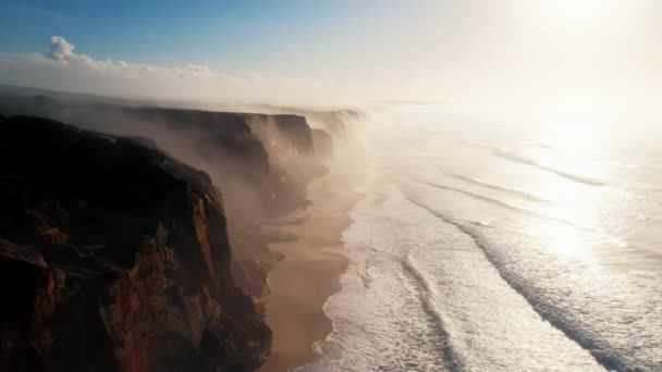 Güneşli Sisli Kumlu Kumsalın Erken Gün Doğumu Drone Görüntüsü Destansı — Stok video