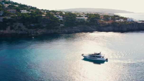 Aérien Yacht Luxe Privé Ancré Dans Eau Turquoise Bleue Baie — Video