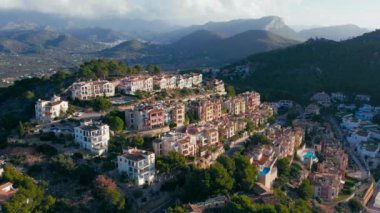 Port Dandratx, Mallorca 'daki lüks cephe hattının özel tatil dairelerinin hava manzarası. Akdeniz kıyısındaki özel emlak villalarının ve tatil beldelerinin insansız hava aracı görüntüleri.
