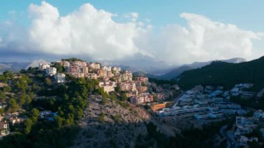 Port Dandratx, Mallorca 'daki lüks cephe hattının özel tatil dairelerinin hava manzarası. Akdeniz kıyısındaki özel emlak villalarının ve tatil beldelerinin insansız hava aracı görüntüleri.