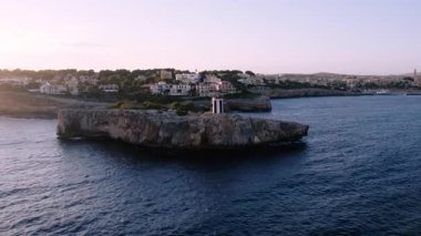 İspanya 'nın Mallorca adasındaki Far des Morro de Sa Carabassa' nın muhteşem günbatımı görüntüleri. Yeni yerleşim yerleriyle çevrili, turistik bir yer ve ünlü bir yer. 