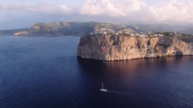 Özel tekne kiralama aracının havadan çekilmiş görüntüleri yaz güneşinde Mallorca adasına yakın bir yerde. Mallorca deniz manzaralı destansı uçurumun nefes kesici manzarası. Özel yat kiralama. 