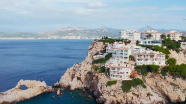 Kamera Santa Ponsa, Calvia 'da deniz manzaralı lüks bir tepede uçuyor. Tatil evleri ve yazlık villaları olan bir emlak şirketi. Turist gezisi.
