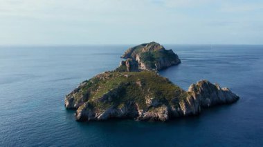 İspanya 'nın Mallorca kentindeki Islas Malgrats, Santa Ponca' daki kaya oluşumları ve uçurumlarının insansız hava aracı görüntüleri. Huzurlu Akdeniz, martılar uçar. Yaz tatili için turist yelkenciliği