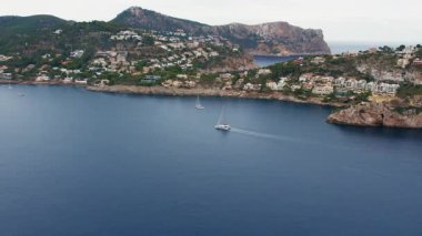 Mallorca 'daki sahil şeridinin sinematik görüntüsü. Özel liman kenti dAndratx, ev sahibi veya adanın turistleri için özel bir yer. Lüks tatil beldesi. 