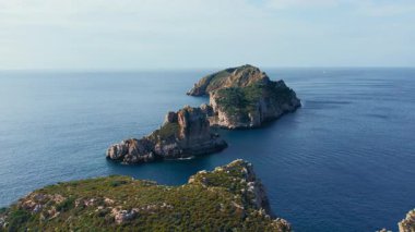 İspanya 'nın Mallorca kentindeki Islas Malgrats, Santa Ponca' daki kaya oluşumları ve uçurumlarının insansız hava aracı görüntüleri. Huzurlu Akdeniz, martılar uçar. Yaz tatili için turist yelkenciliği