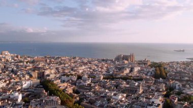 Eski Palma de Mallorca kasabasının ana caddesi ve şehir merkezindeki eski katolik katedrali ile güzel bir hava görüntüsü. İskandinav turistler için yaz tatili beldesi. Akdeniz kaçamağı