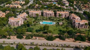 İspanya 'nın Mallorca kentindeki lüks tatil mülkünün insansız hava aracı görüntüleri. Kapalı alanda yüzme havuzlu ve bahçeli gayrimenkul gelişimleri