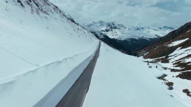 İki profesyonel yol bisikletçisi Alplerdeki tenha dağ geçidinde geziyor. Yolculuk sırasında bisiklet etkisinden ilham veren ve zor koşullarda seyahat eden. Kışın veya ilkbaharın başlarında bisiklet sürmek