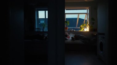 Bir ilişkide aile içi anlaşmazlık, kız arkadaş ve erkek arkadaşın tartışması, ayrı odalarda yatması, kanepede kalması. Karı koca boşanmanın eşiğinde sessizce tartışıyorlar.