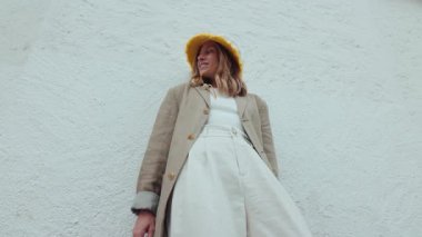 Modern genç kadın, profesyonel model ya da sosyal medya etkileyicisi, moda editörü fotoshoot sırasında kameraya poz veriyor. Poz ver.