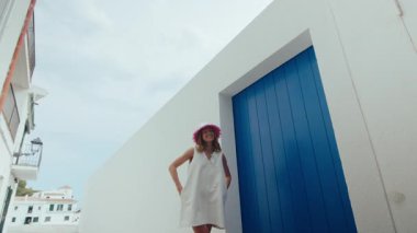 Modern genç kadın, profesyonel model ya da sosyal medya etkileyicisi, moda editörü fotoshoot sırasında kameraya poz veriyor. Poz ver.