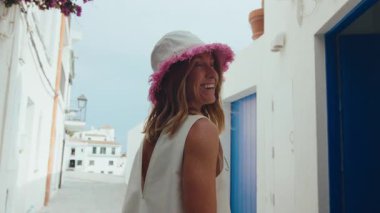 Modern genç kadın, profesyonel model ya da sosyal medya etkileyicisi, moda editörü fotoshoot sırasında kameraya poz veriyor. Poz ver.