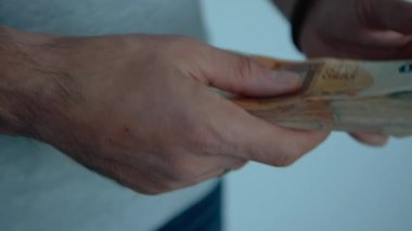 Adam sayma ve bir yığın para harcama, gelir maaşı sayma ya da yasadışı kumar faaliyetlerinden kazanç sayma. Avrupa para birimi enflasyon süreci ekonomide.