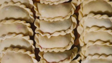 Servis panosundaki hamur köftelerinin simetrik ve geometrik yerleşimi üzerine düz bir bakış açısı. Lezzetli yiyecek kopyalama alanı