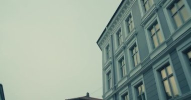 Kasvetli bir gökyüzü altındaki kentsel binaların karmaşık mimari detaylarını keşfedin. Atmosferik görselleri yakalamak ve şehir manzaralarını canlandırmak için mükemmeldir.